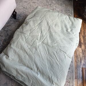 Pottery Barn Honeycomb Cotton King Sized Comforter